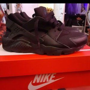 Boys Nike Huarache Run sneakers.